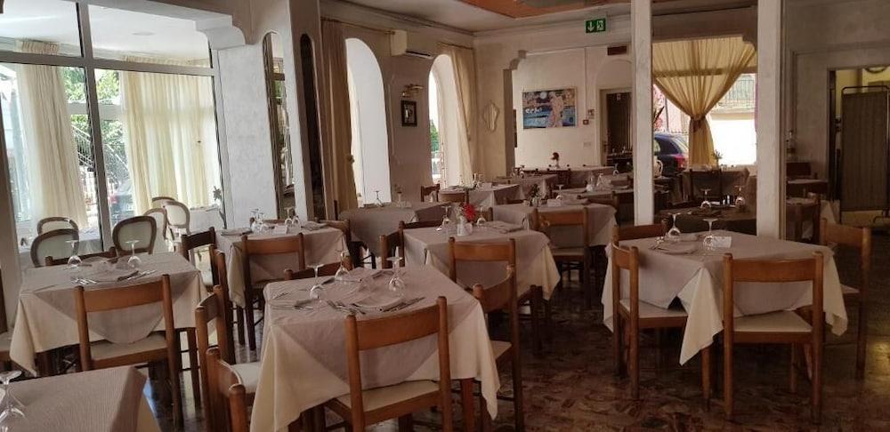 Hotel Britannia Rimini Marina Centro מראה חיצוני תמונה