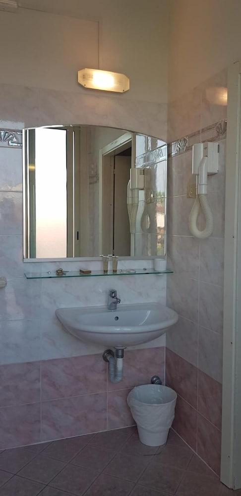Hotel Britannia Rimini Marina Centro מראה חיצוני תמונה