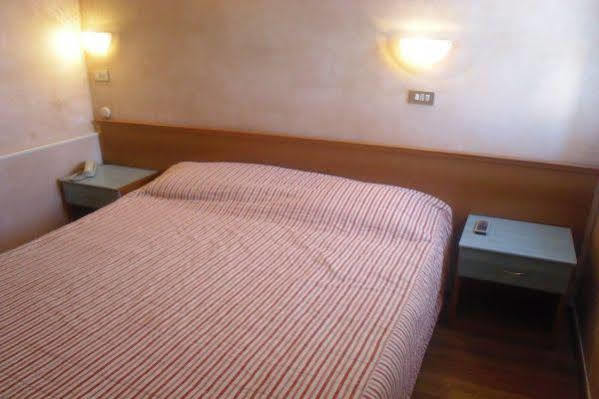 Hotel Britannia Rimini Marina Centro מראה חיצוני תמונה