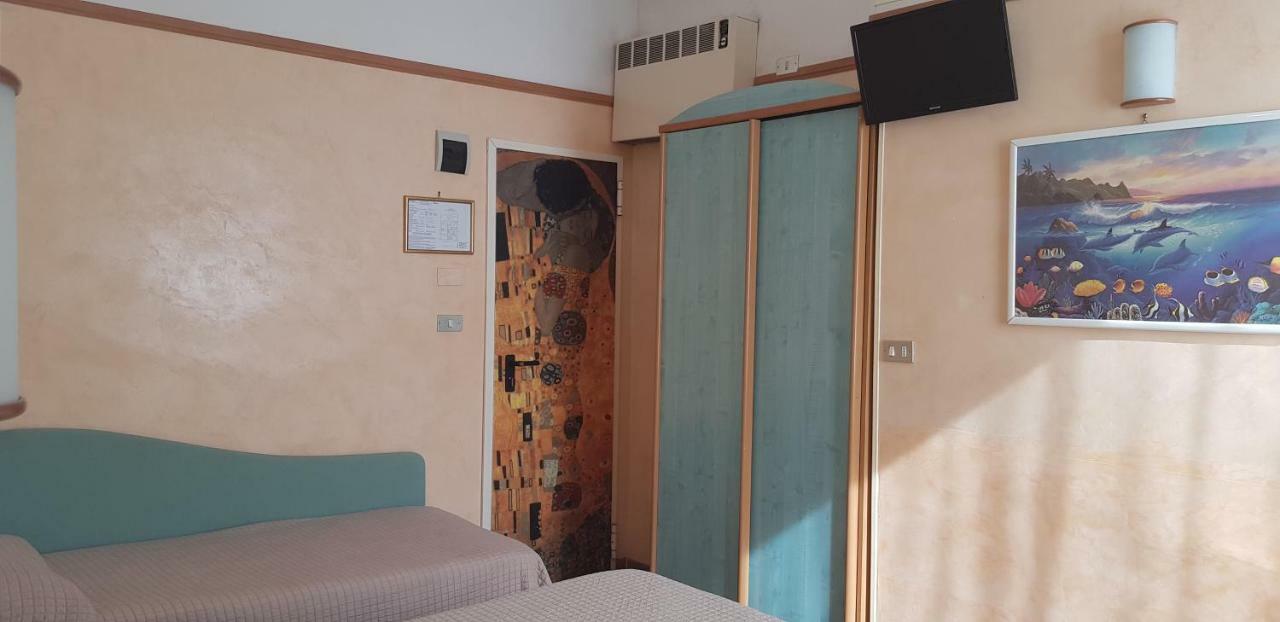 Hotel Britannia Rimini Marina Centro מראה חיצוני תמונה